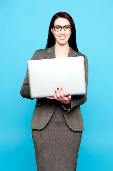 Junge aktive Geschäftsfrau arbeitet am Laptop — Stockfoto
