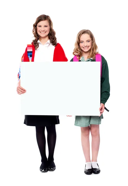 Schulmädchen halten große leere Banner in der Hand — Stockfoto