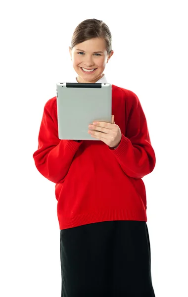 Menina confiante usando dispositivo portátil sem fio — Fotografia de Stock