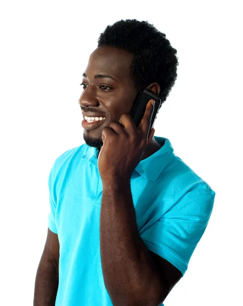 African guy communicating via cellphone — Stock Photo, Image