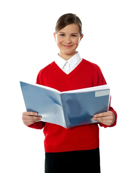 Чарівна шкільна дитина читає книгу — стокове фото
