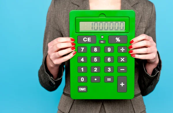 Mains d'une femme d'affaires montrant la calculatrice — Photo