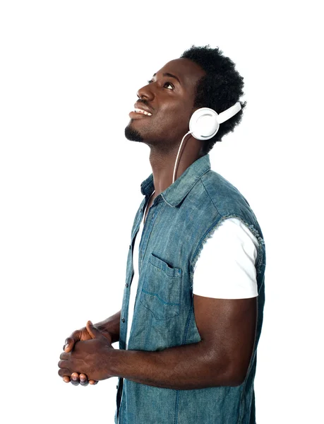Afrikaanse man verloren in muzikale wereld — Stockfoto