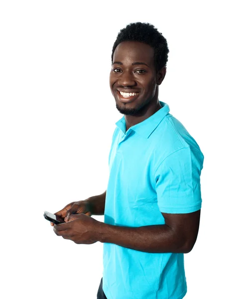 Knappe Afrikaanse man met behulp van mobiele telefoon — Stockfoto