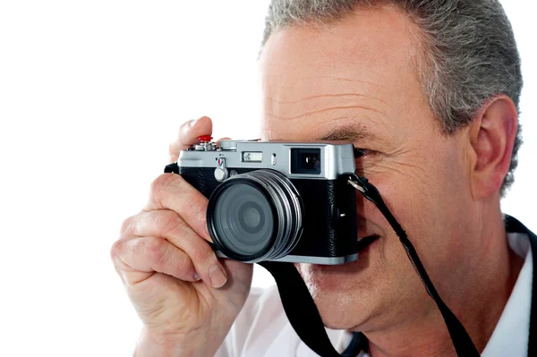 男性の写真家の写真を取るのクローズ アップ ビュー — ストック写真