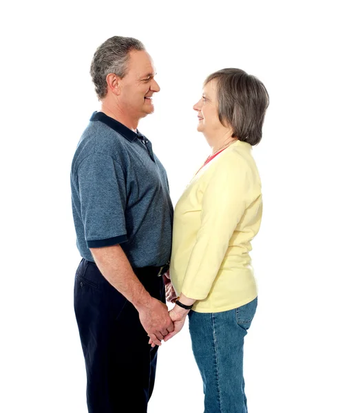高齢者の恋したカップルに手を繋いでいます。 — ストック写真