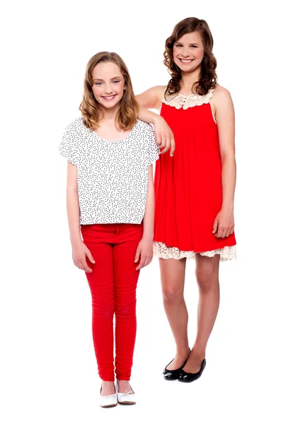 Två unga flickor poserar. full längd skott — Stockfoto