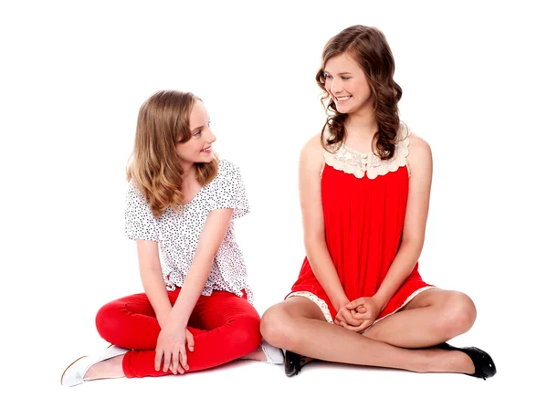 Jonge vrolijke meisjes zitten samen — Stockfoto
