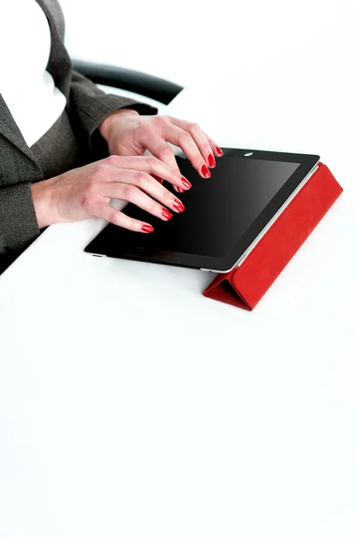 Imagen recortada de una mujer de negocios usando tableta pc —  Fotos de Stock