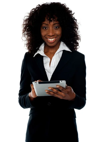 Junge Geschäftsfrau mit drahtlosem Tablet-PC — Stockfoto