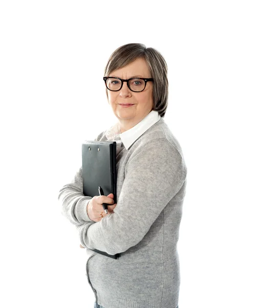Edad mujer sosteniendo documentos de negocios — Stok fotoğraf