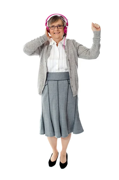 Stará žena těší hudbu — Stock fotografie