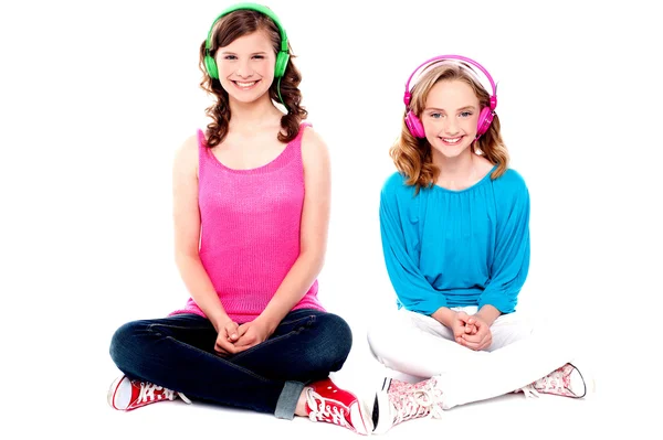 Amici adolescenti seduti sul pavimento ad ascoltare musica — Foto Stock