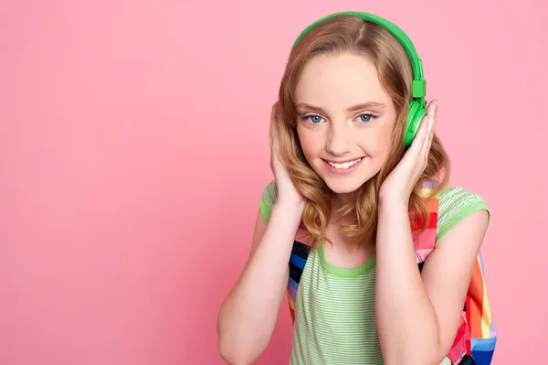 Bella adolescente godendo la musica sulle cuffie — Foto Stock