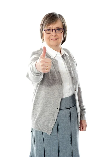 Oude dame tonen duimschroef opwaarts gebaar — Stockfoto