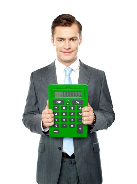 Корпоративный человек показывает большой калькулятор — стоковое фото