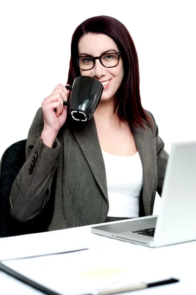 Corporate woman enjoying coffee at work desk — Stock Photo, Image