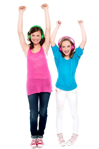 Aufgeregte junge Mädchen, die gemeinsam Musik genießen — Stockfoto
