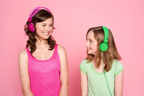 Two teenage friends enjoying music together — Stock Photo, Image