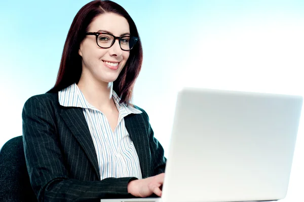 Young business executive working on laptop — Stock Photo, Image