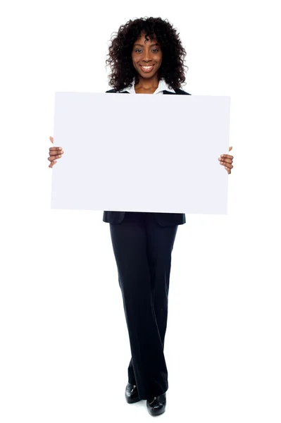 Корпоративна жінка, що показує білу рекламну дошку — стокове фото