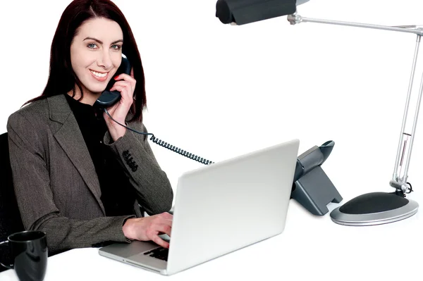 Female operator talking on phone and smiling — Stock Photo, Image