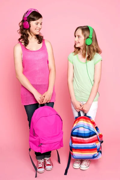 Belos adolescentes segurando saco escolar — Fotografia de Stock