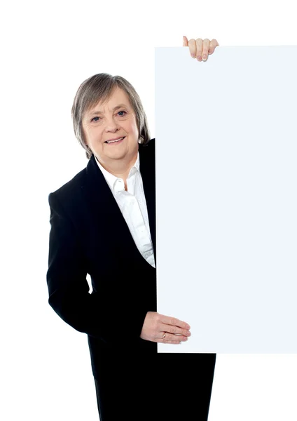 Kadın yönetici holding boş beyaz tahta — Stok fotoğraf