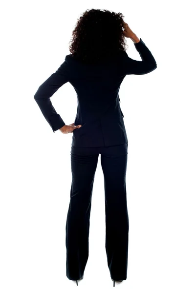 Visão traseira retrato de mulher de negócios confusa — Fotografia de Stock