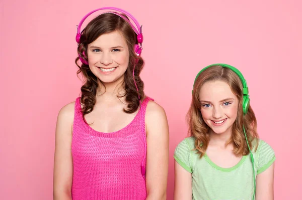 Meninas sorridentes posando com fone de ouvido — Fotografia de Stock