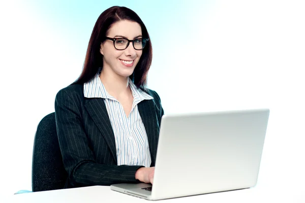 Mujer alegre corporativa utilizando el ordenador portátil —  Fotos de Stock