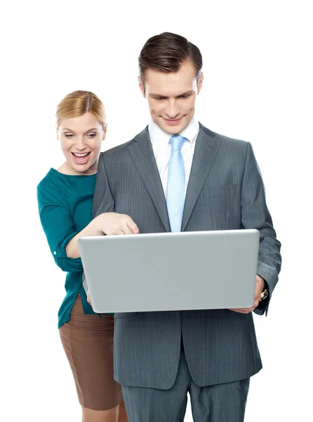 Uśmiechający się firmy za pomocą laptopa — Zdjęcie stockowe