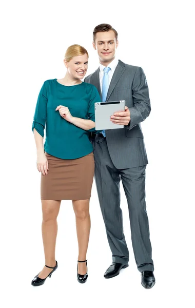 Affärsman med TabletPC med sekreterare bredvid — Stockfoto