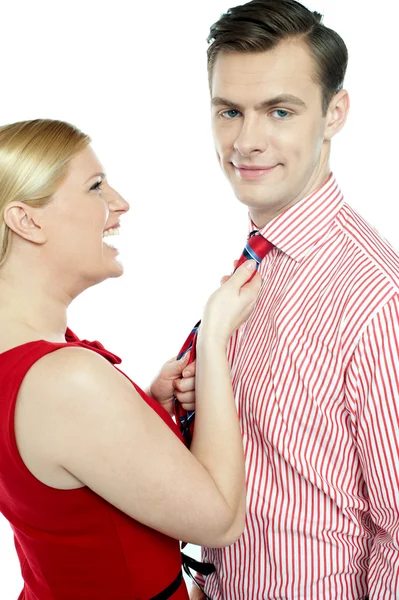 彼のネクタイで男を引っ張って魅力的な女性 — ストック写真