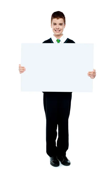Giovane ragazzo mostrando cartellone bianco — Foto Stock