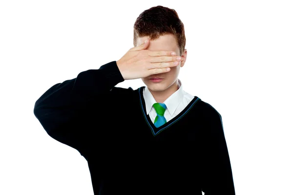 Chlapec schovává obličej a oči s rukou — Stock fotografie
