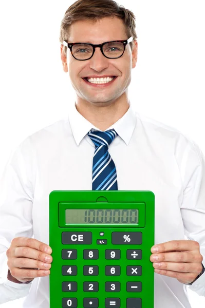 Hombre corporativo mostrando gran calculadora verde — Foto de Stock