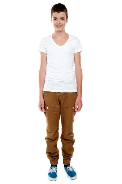 Tiro de comprimento total de menino caucasiano jovem na moda — Fotografia de Stock
