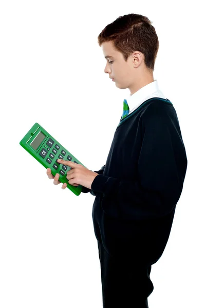 School jongen met behulp van grote groene calculator — Stockfoto