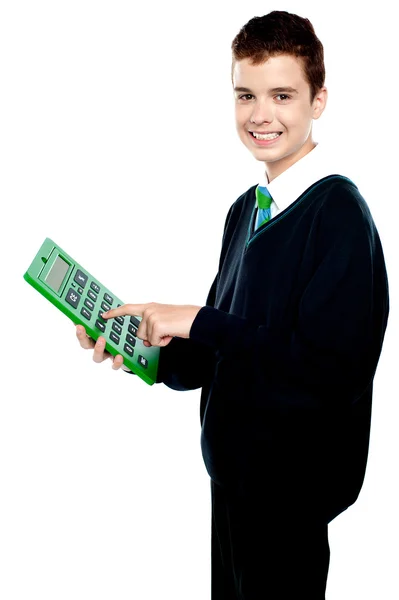 Encantador niño sonriente escuela operando calculadora — Foto de Stock