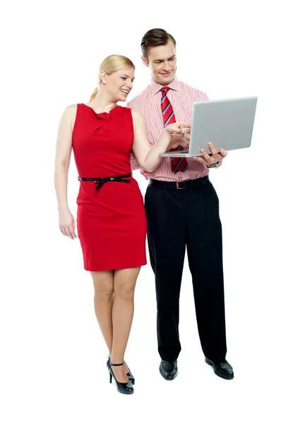 Kvinnlig sekreterare pekar in i laptop — Stockfoto