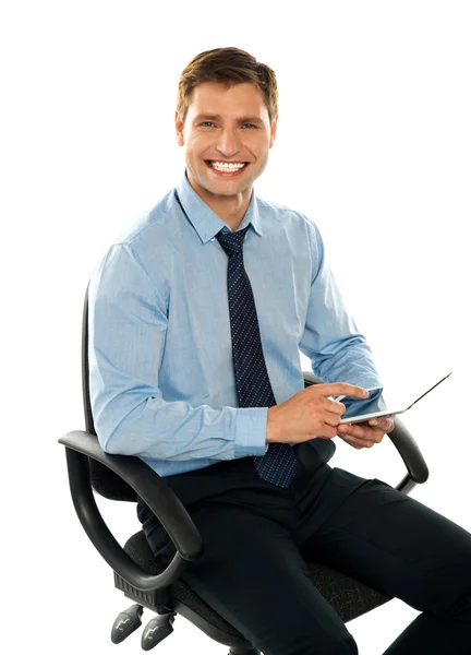 Jovem executivo sentado usando tablet pc — Fotografia de Stock