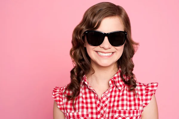 Moderní mladá dívka v černé brýle — Stock fotografie