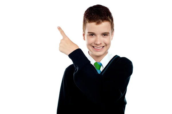 Szczęśliwy młody chłopak wskazującą górę — Zdjęcie stockowe