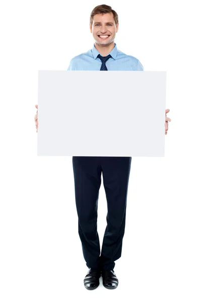 Empresario sosteniendo cartelera blanca en blanco — Foto de Stock