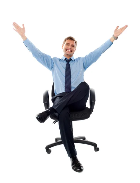 Framgångsrik affärsman sittande på stol — Stockfoto