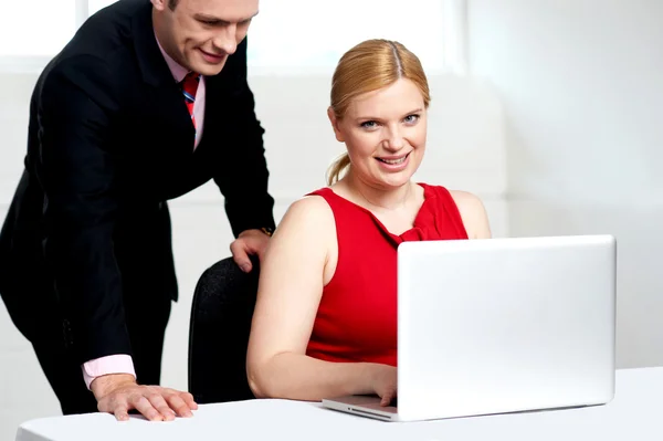 Trendy female boss working with man assisting — Stock Photo, Image