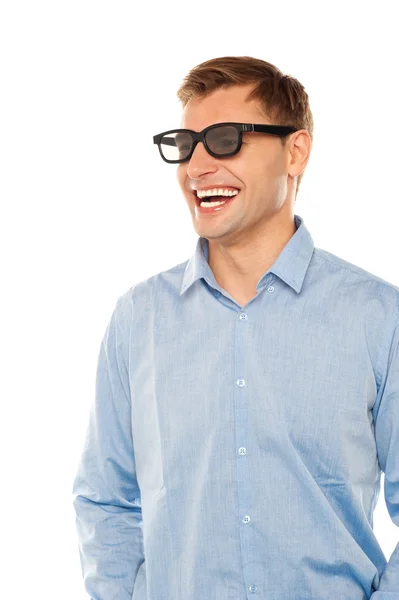 Jovem alegre vestindo óculos olhando para longe — Fotografia de Stock