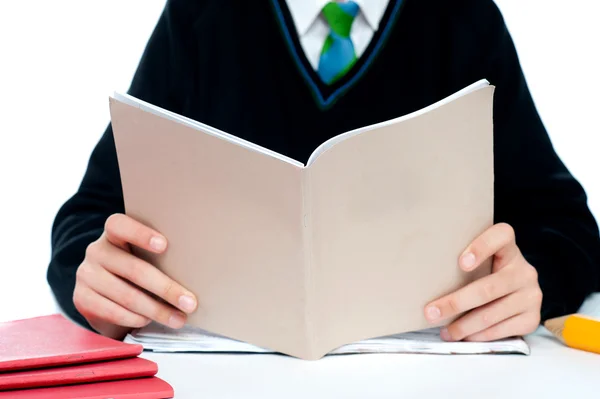 書籍を保持している学校の男の子のトリミングの画像 — ストック写真