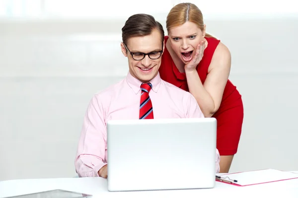 Döbbenve nő látszó-ba laptop. Dolgozó férfi — Stock Fotó